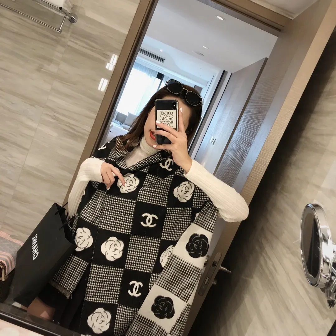 シンプルながら上品！軽くて暖かい、スタイリッシュなマフラーです