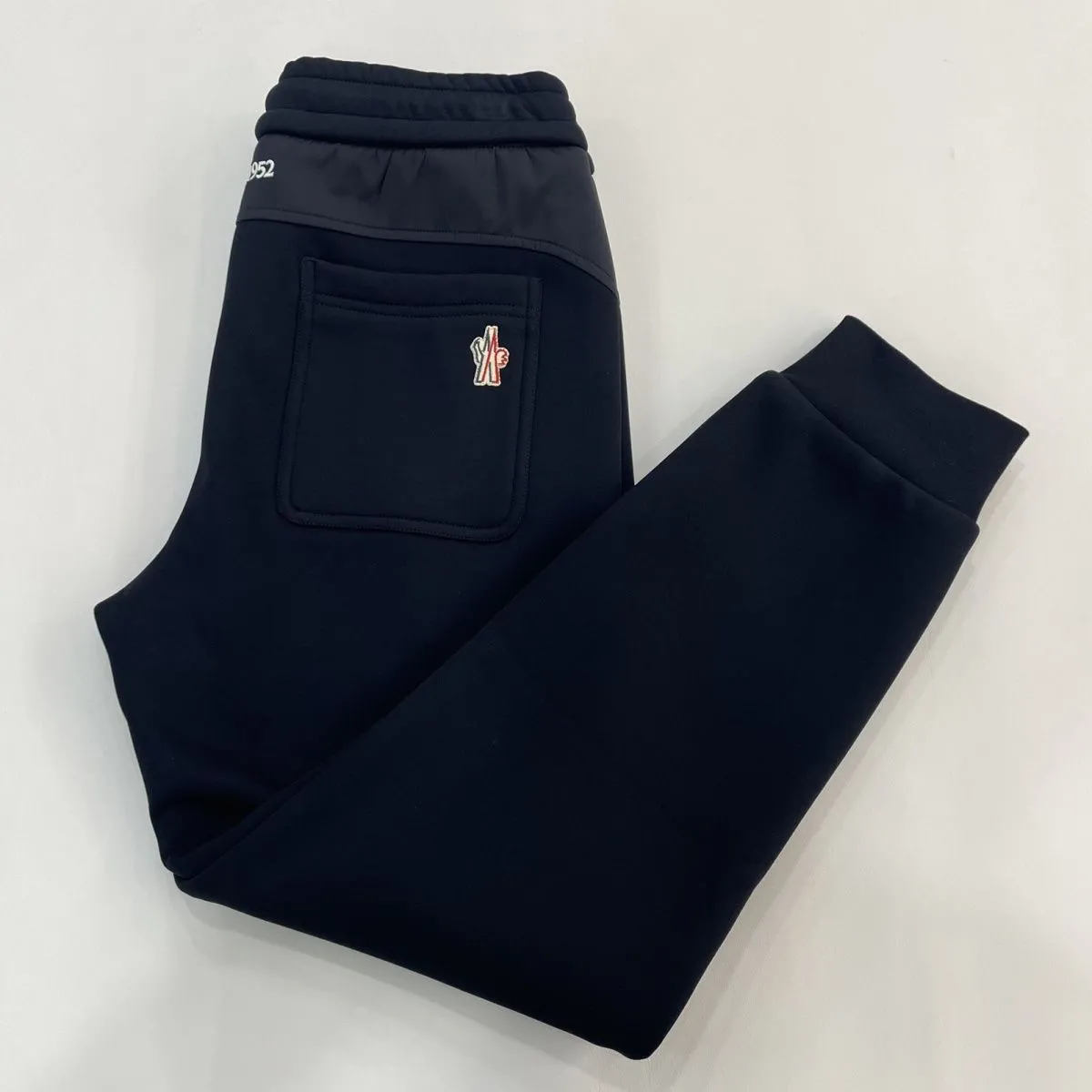 秋冬人気アイテム、裏起毛厚手スウェットパンツ、ストレッチ素材でスタイリッシュなジョガーパンツ