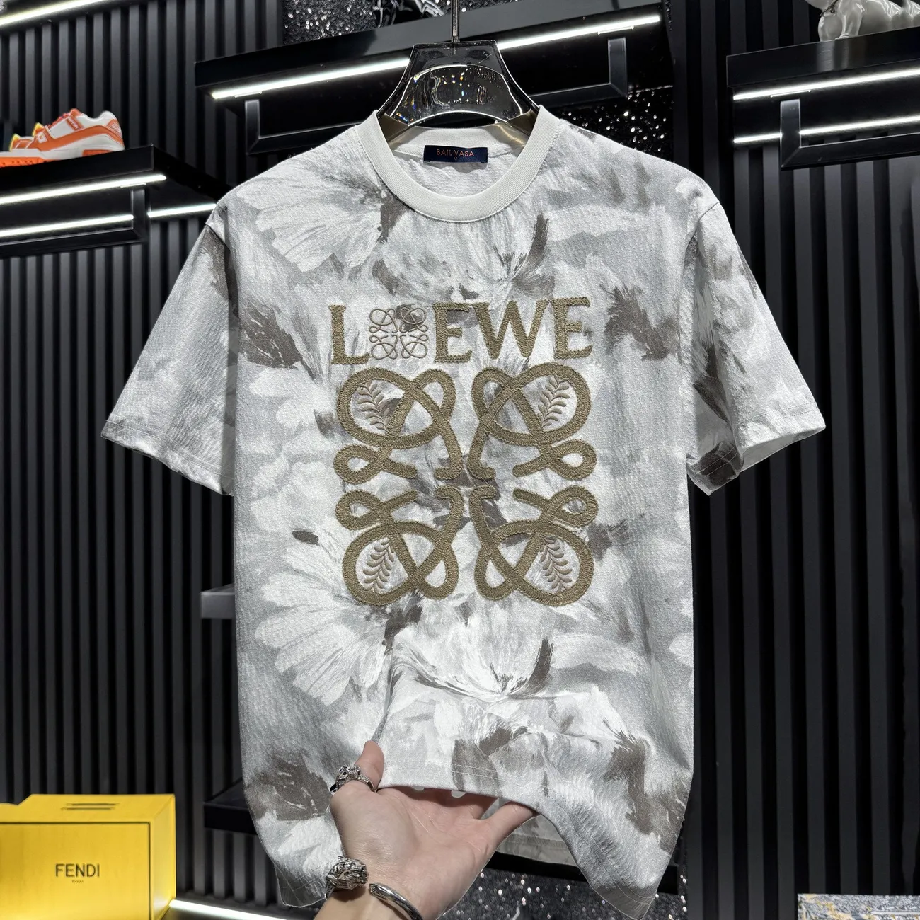 『M-4XL』高級刺繍入りメンズ半袖シャツ　夏用　軽量で薄手、通気性抜群