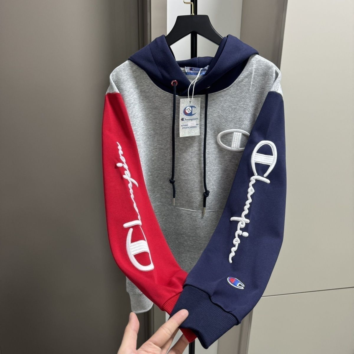 『M-4XL』秋のパーカー、赤と白のカラーブロッキング、クラシックな刺繍のフード付きスウェットシャツ