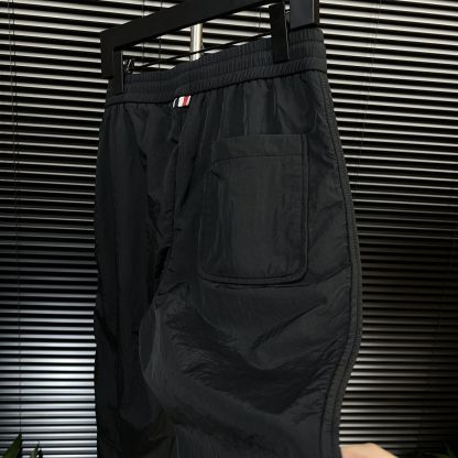 伸縮性のあるウエストバンドを備えた、トレンディでファッショナブルなメンズカジュアルパンツ。