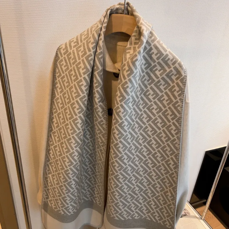 上質感あふれる！ふんわり軽い 手触りの良い 暖か ウール94%、シルク6% マフラー 1