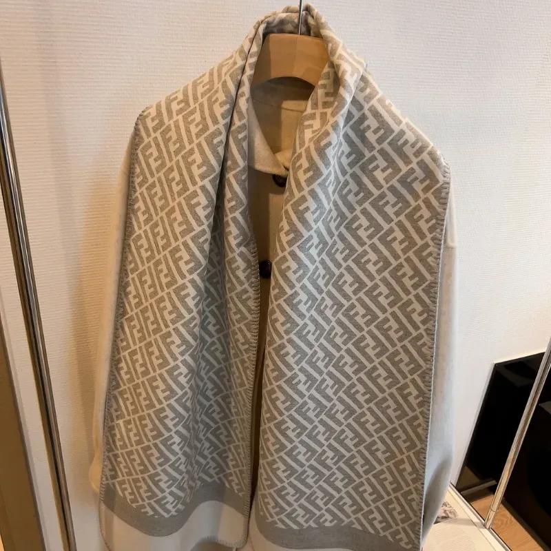 上質感あふれる！ふんわり軽い 手触りの良い 暖か ウール94%、シルク6% マフラー 1