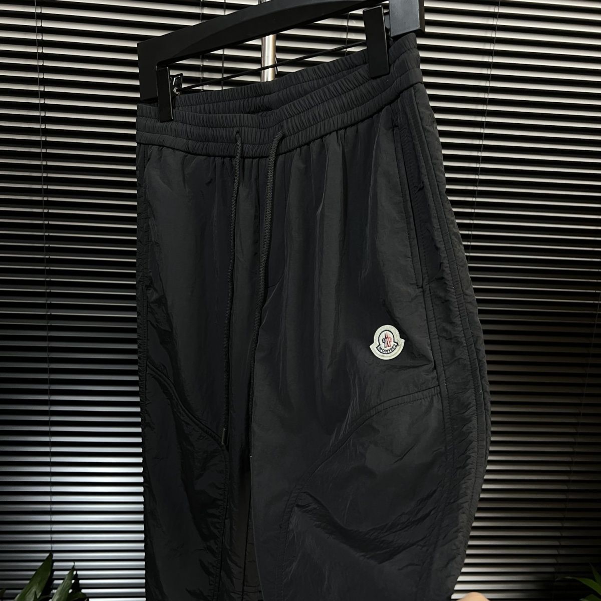 伸縮性のあるウエストバンドを備えた、トレンディでファッショナブルなメンズカジュアルパンツ。