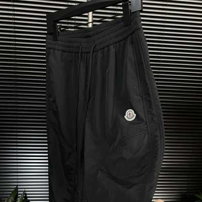 伸縮性のあるウエストバンドを備えた、トレンディでファッショナブルなメンズカジュアルパンツ。