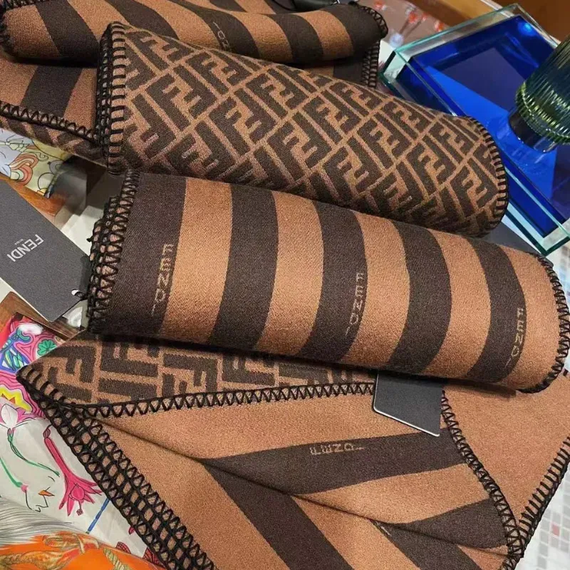 上質感あふれる！ふんわり軽い 手触りの良い 暖か ウール94%、シルク6% マフラー 1