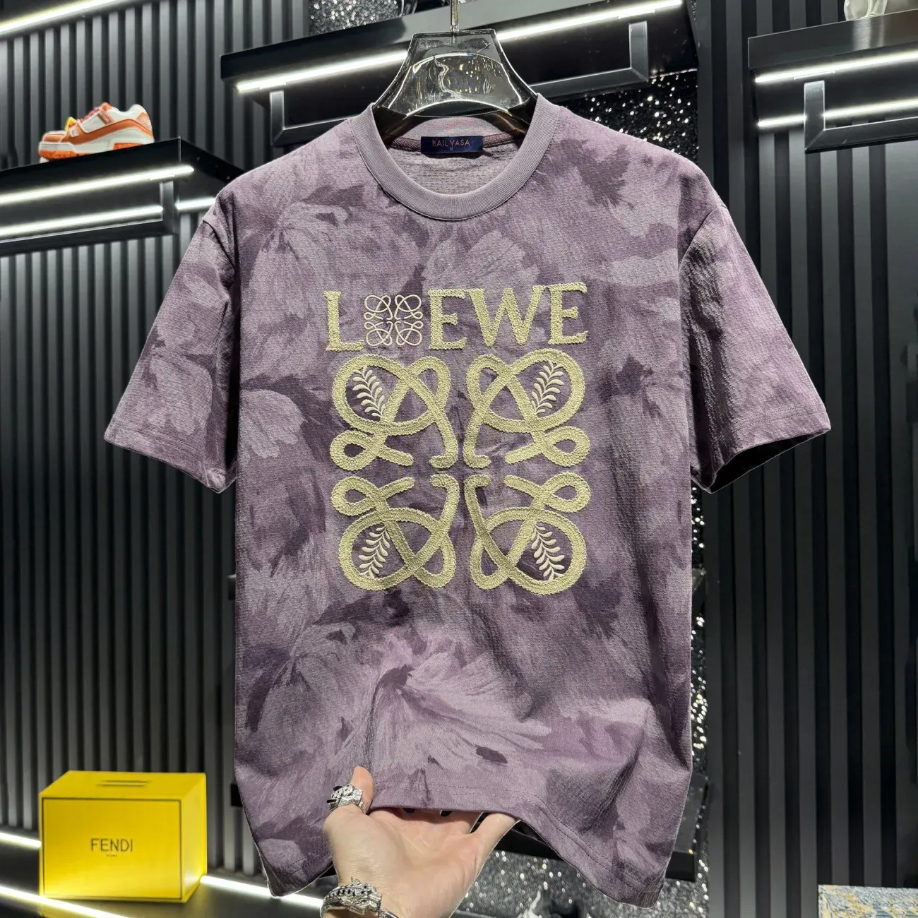 『M-4XL』高級刺繍入りメンズ半袖シャツ　夏用　軽量で薄手、通気性抜群