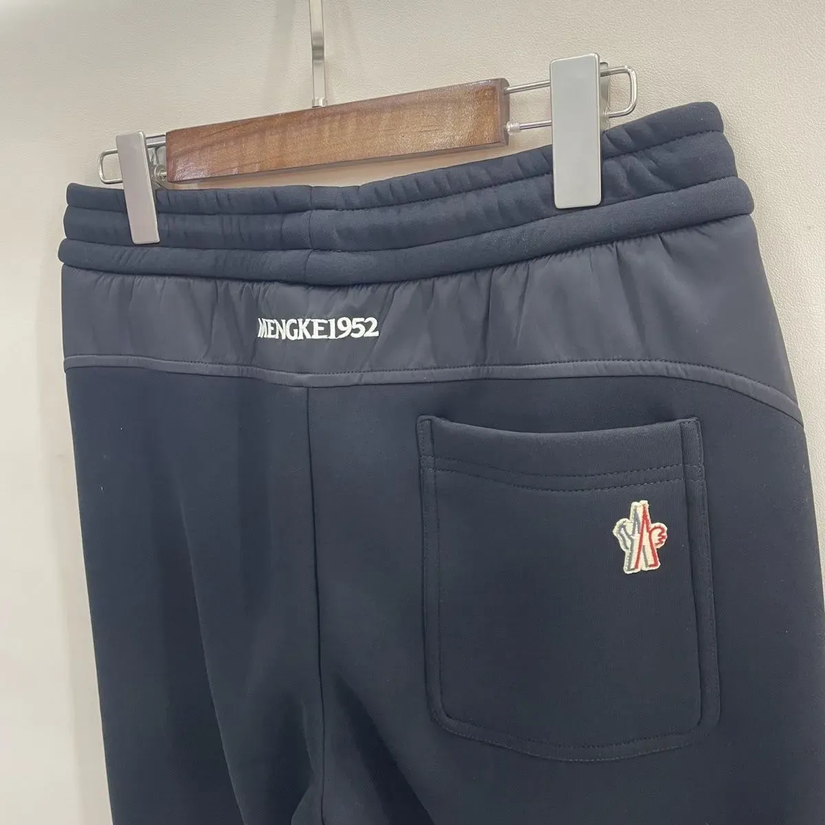 秋冬人気アイテム、裏起毛厚手スウェットパンツ、ストレッチ素材でスタイリッシュなジョガーパンツ