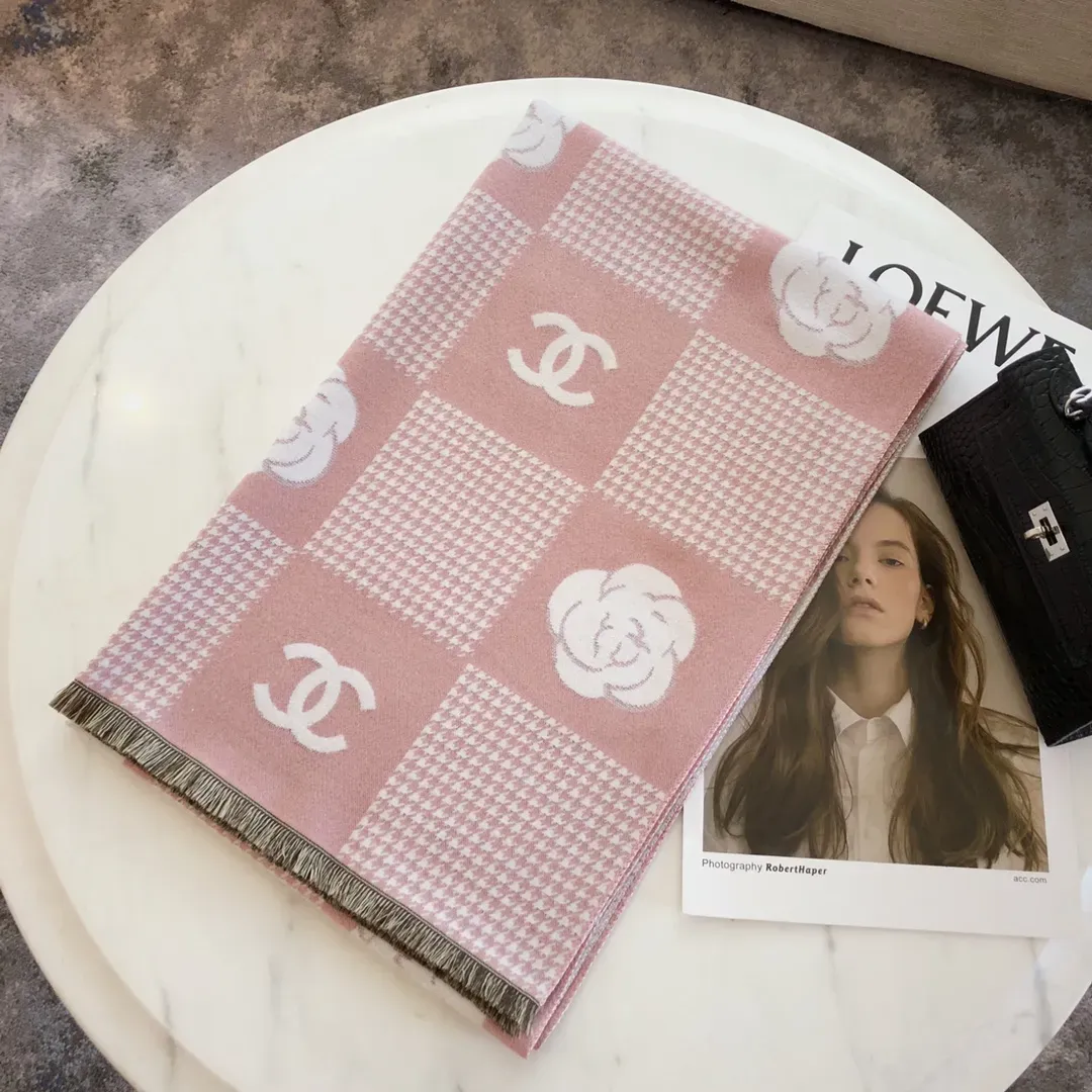 シンプルながら上品！軽くて暖かい、スタイリッシュなマフラーです