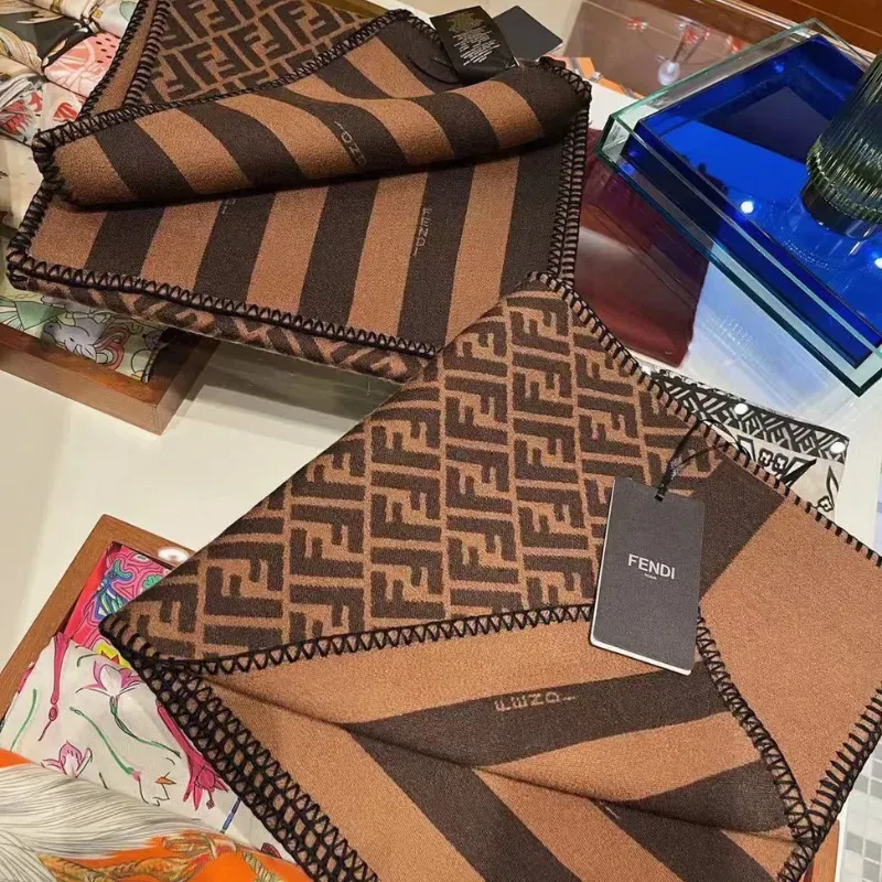 上質感あふれる！ふんわり軽い 手触りの良い 暖か ウール94%、シルク6% マフラー 1