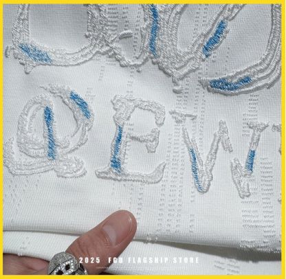 『M-4XL』メンズ刺繍入りダメージ加工半袖Tシャツ、新しい夏のラグジュアリースタイル