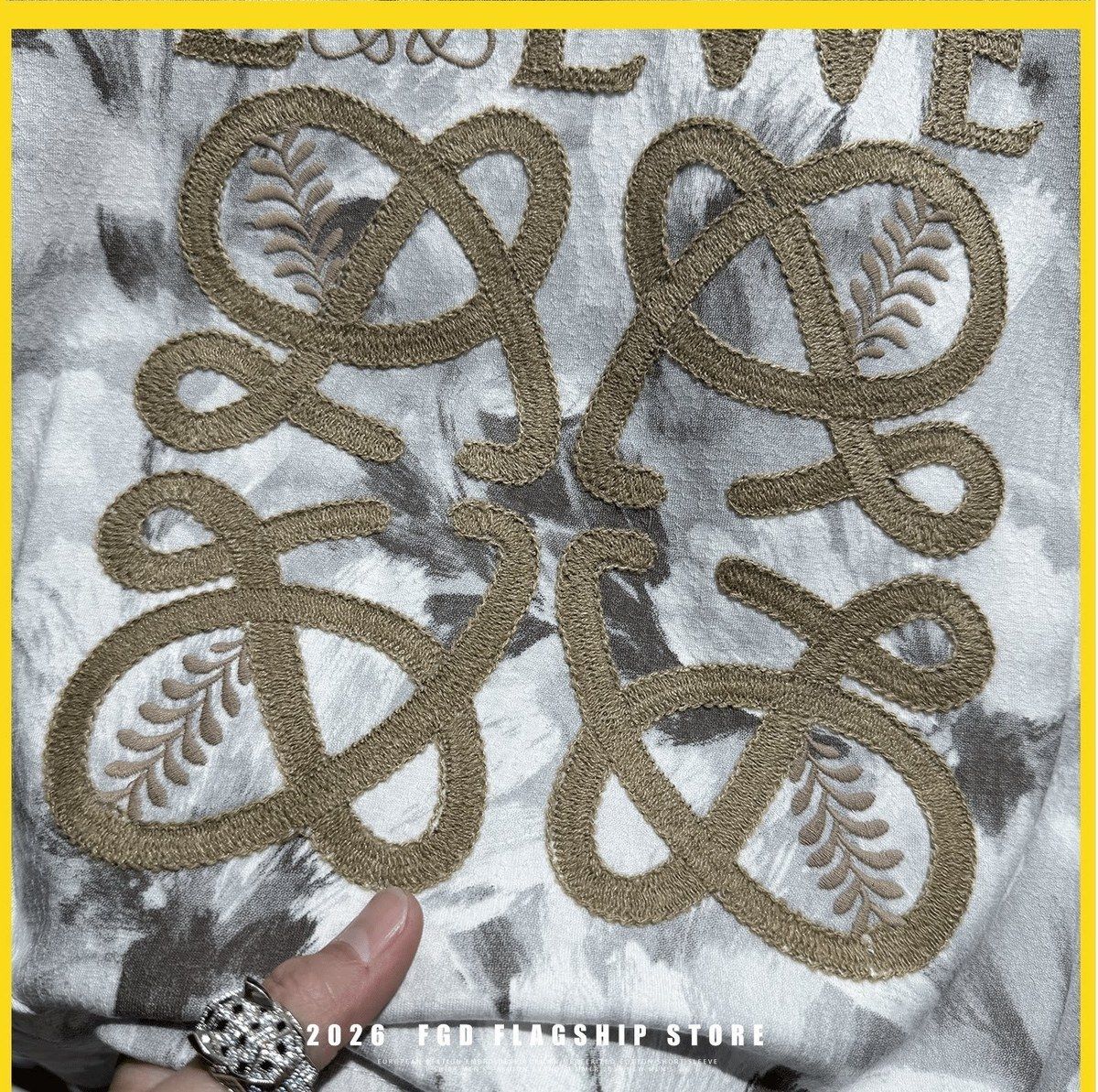 『M-4XL』高級刺繍入りメンズ半袖シャツ　夏用　軽量で薄手、通気性抜群