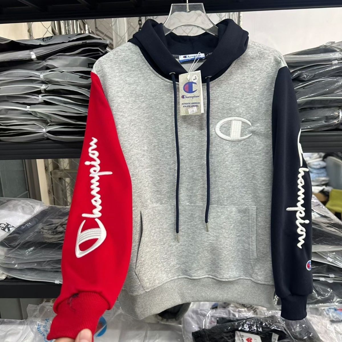 『M-4XL』秋のパーカー、赤と白のカラーブロッキング、クラシックな刺繍のフード付きスウェットシャツ