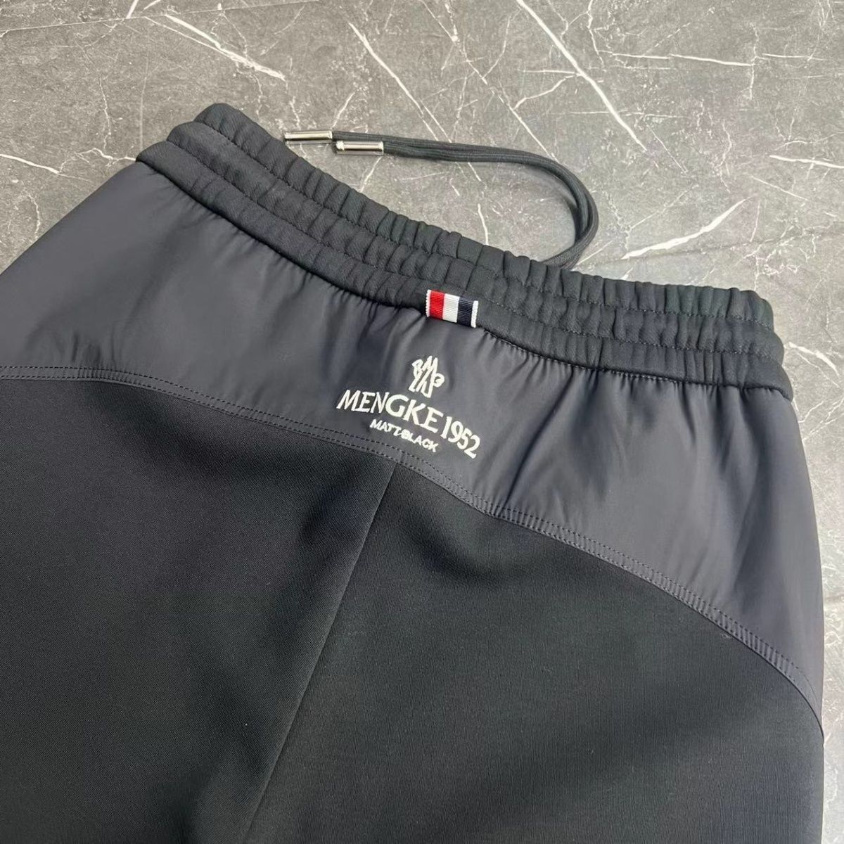 秋冬人気アイテム、裏起毛厚手スウェットパンツ、ストレッチ素材でスタイリッシュなジョガーパンツ