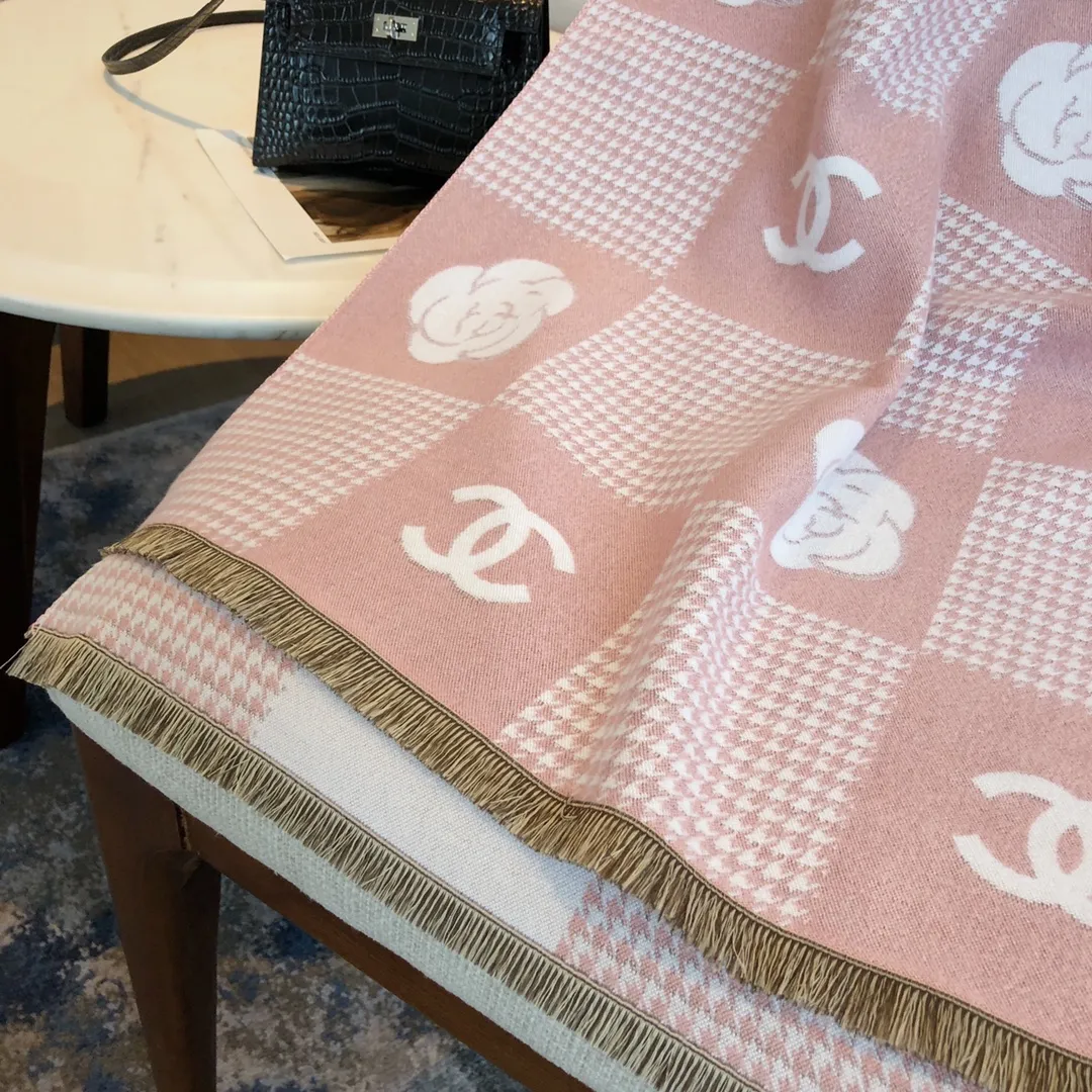 シンプルながら上品！軽くて暖かい、スタイリッシュなマフラーです