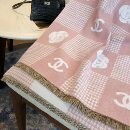 シンプルながら上品！軽くて暖かい、スタイリッシュなマフラーです