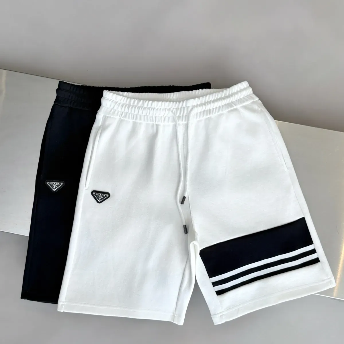 『S-XL』夏物ラグジュアリーメンズカジュアルスーツ ラウンドネック半袖ショートパンツツーピースセット
