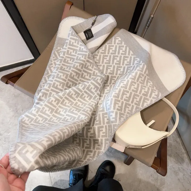 上質感あふれる！ふんわり軽い 手触りの良い 暖か ウール94%、シルク6% マフラー 1