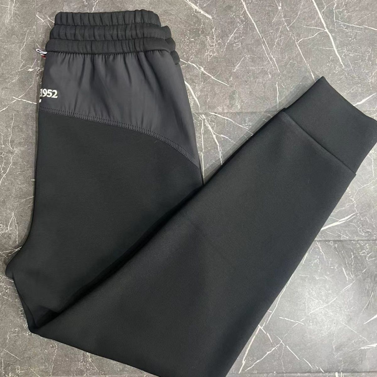 秋冬人気アイテム、裏起毛厚手スウェットパンツ、ストレッチ素材でスタイリッシュなジョガーパンツ