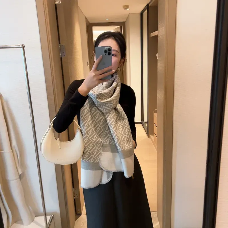 上質感あふれる！ふんわり軽い 手触りの良い 暖か ウール94%、シルク6% マフラー 1