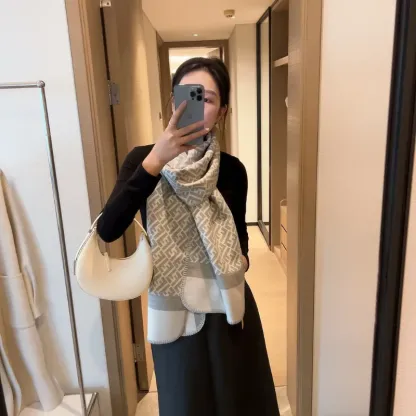 上質感あふれる！ふんわり軽い 手触りの良い 暖か ウール94%、シルク6% マフラー 1