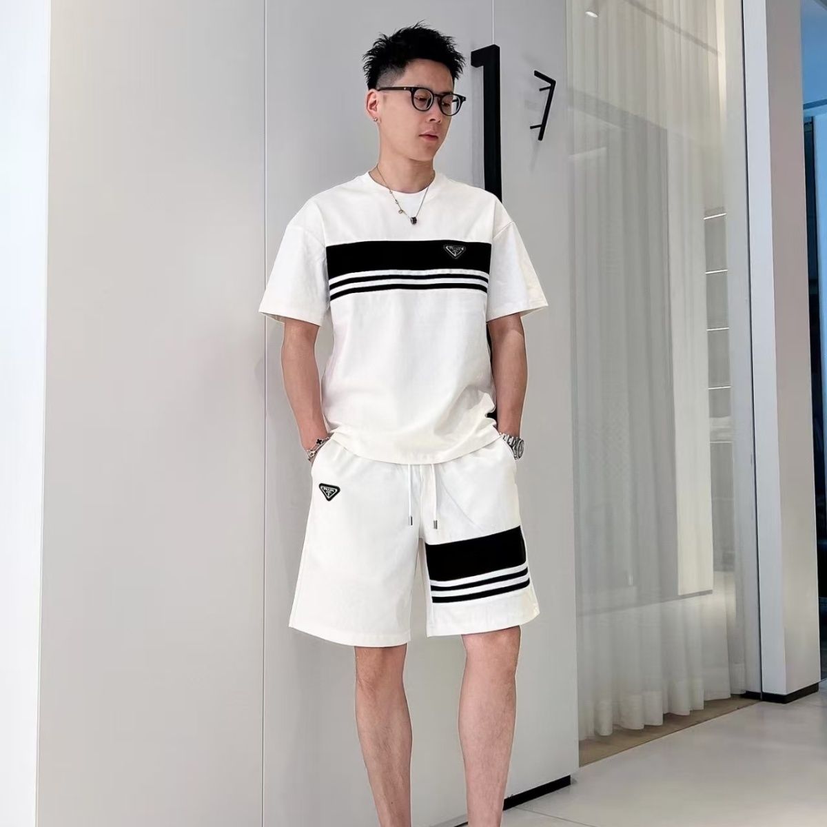 『S-XL』夏物ラグジュアリーメンズカジュアルスーツ ラウンドネック半袖ショートパンツツーピースセット