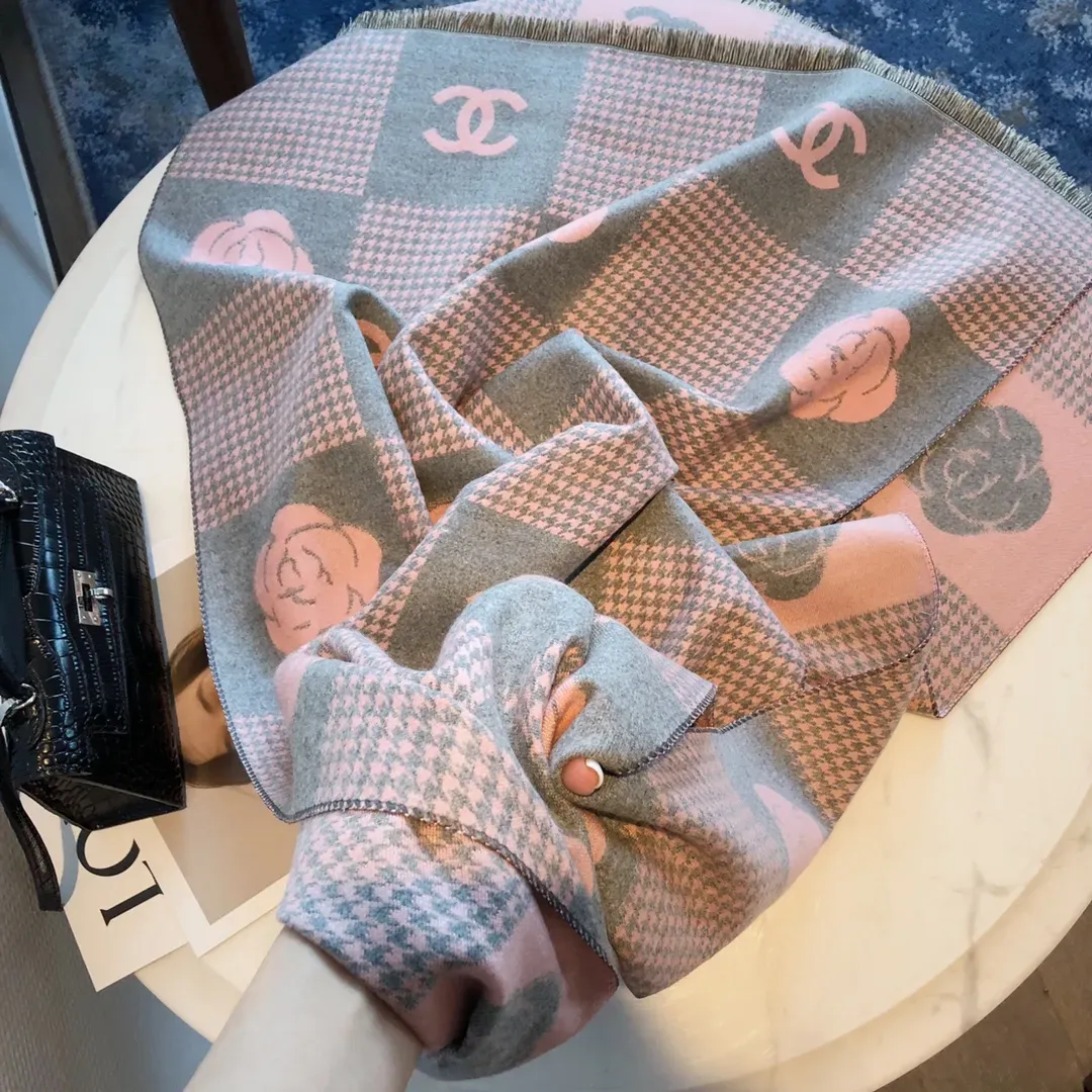 シンプルながら上品！軽くて暖かい、スタイリッシュなマフラーです