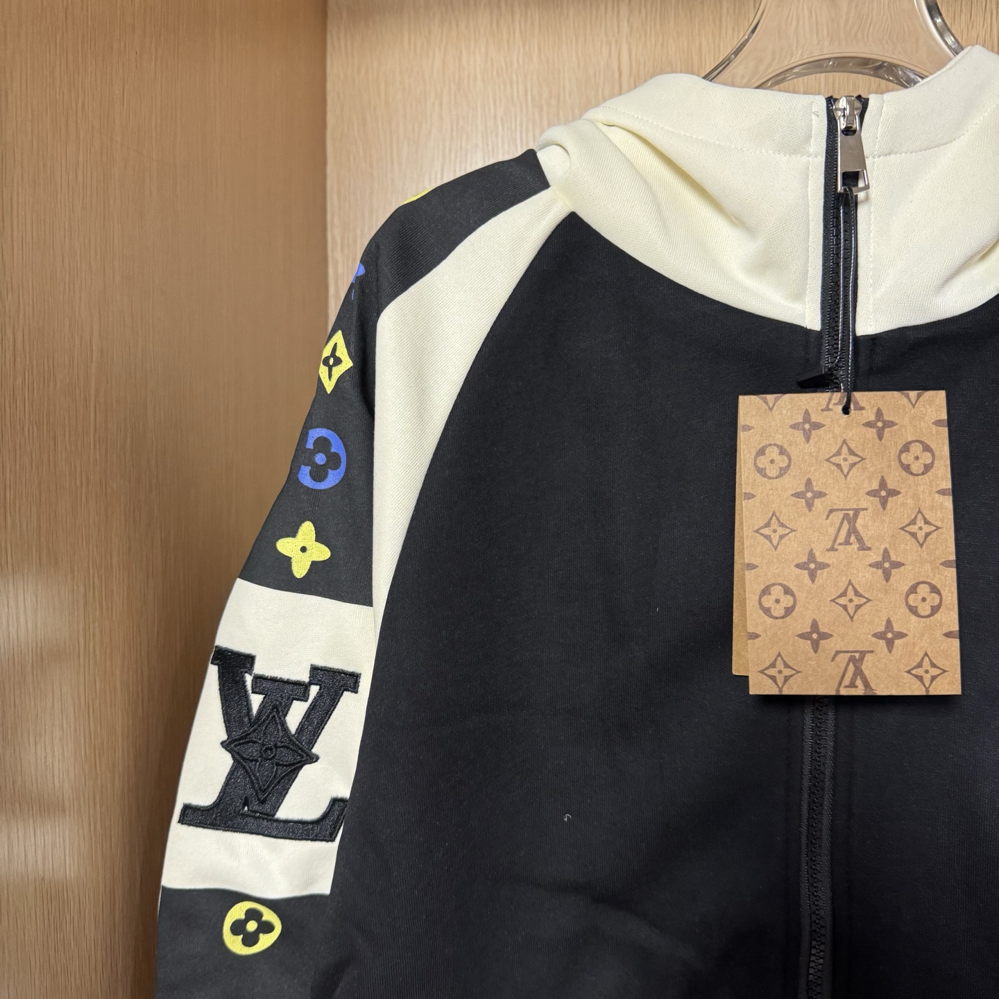 新作の高品質セーター、トレンドの総柄フード付きジャケット