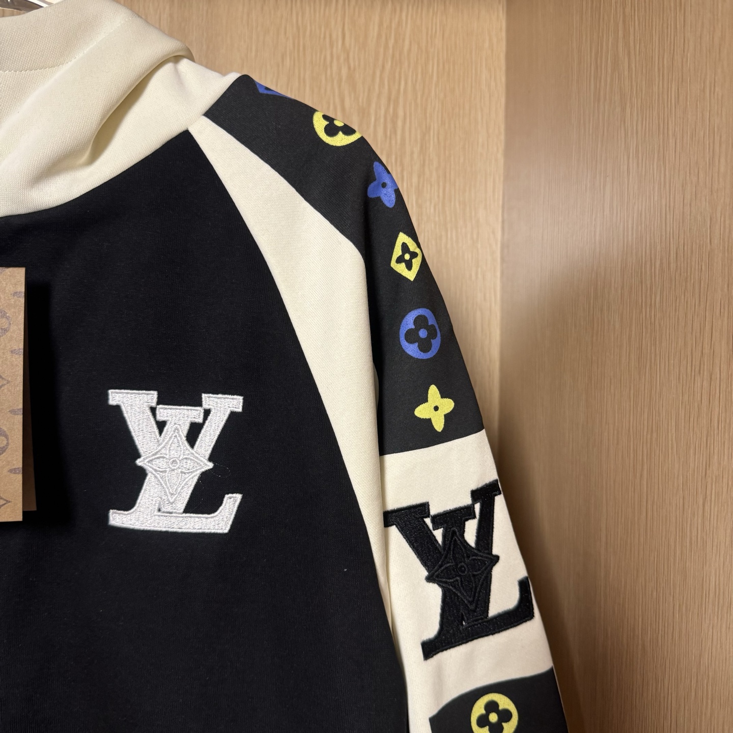 新作の高品質セーター、トレンドの総柄フード付きジャケット