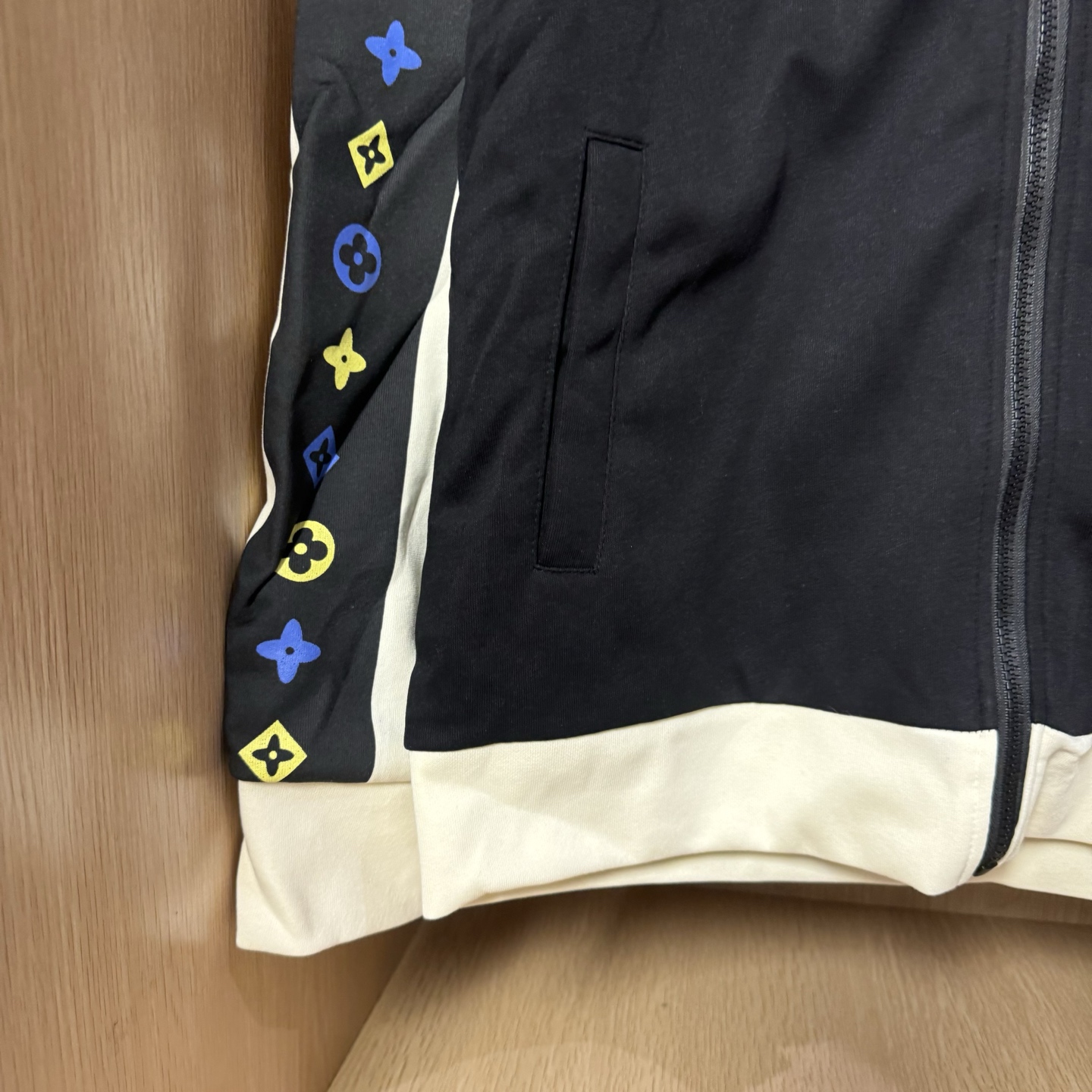 新作の高品質セーター、トレンドの総柄フード付きジャケット