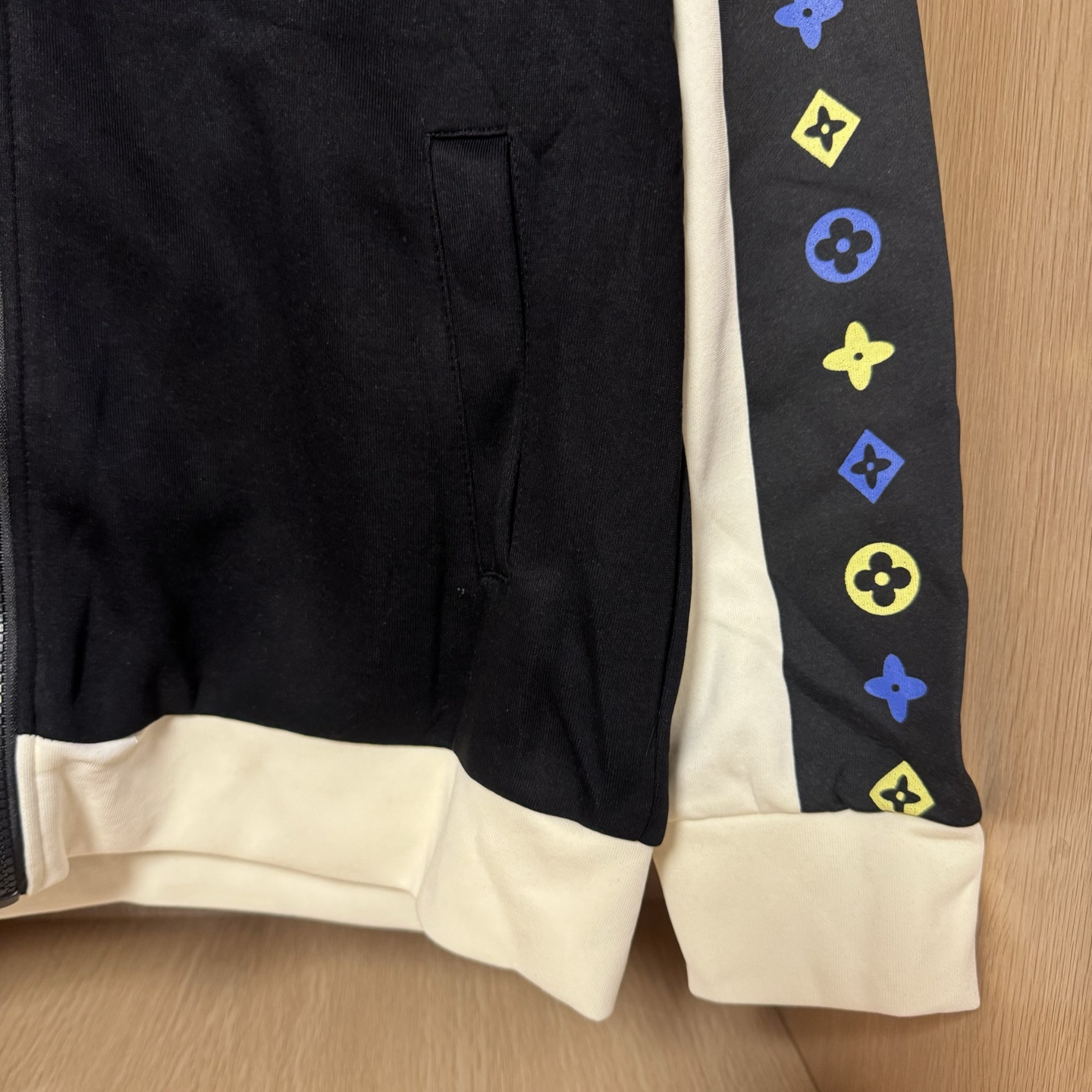 新作の高品質セーター、トレンドの総柄フード付きジャケット