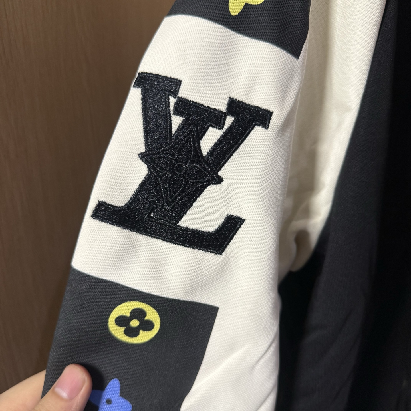 新作の高品質セーター、トレンドの総柄フード付きジャケット