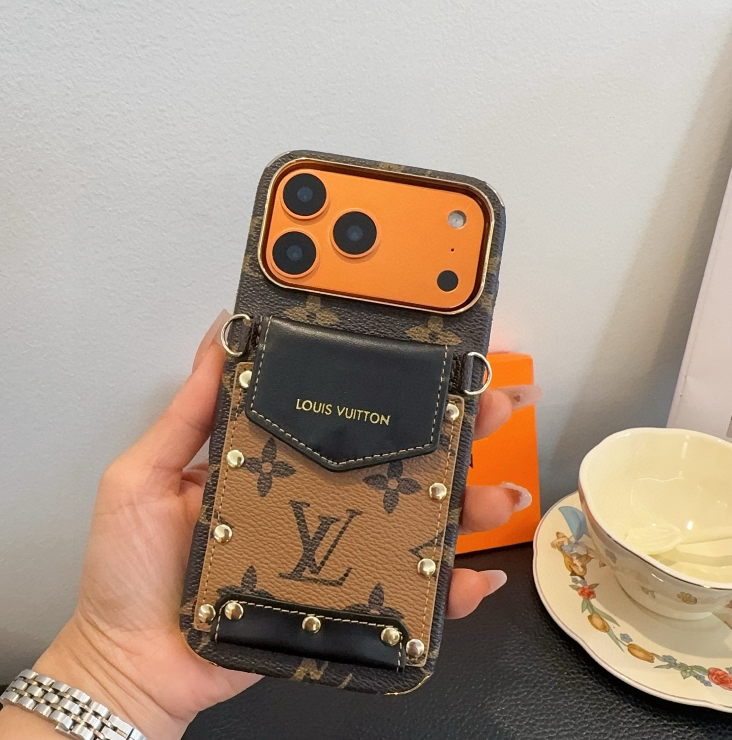 高級カードホルダー付きスマホケース、おしゃれなクロスボディiPhoneケース