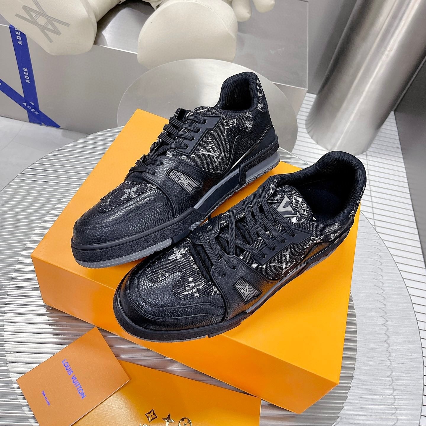 【L003】ルイ・ヴィトン Louis Vuitton Trainer Sneaker Nigo Monogram Denim "Noir"
