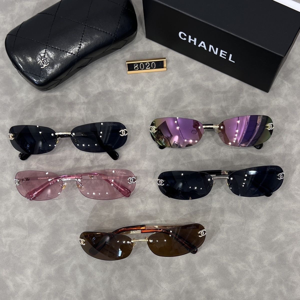 スタイリッシュでレトロ、トレンディなブルーのフレームレスサングラス。オンラインインフルエンサーの間で人気です。