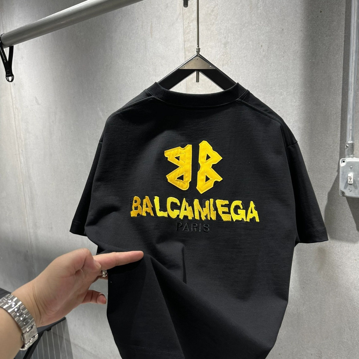 【S-2XL】トレンドの刺繍入りゆったりフィット万能メンズ＆レディースカップル向け夏用半袖Tシャツ