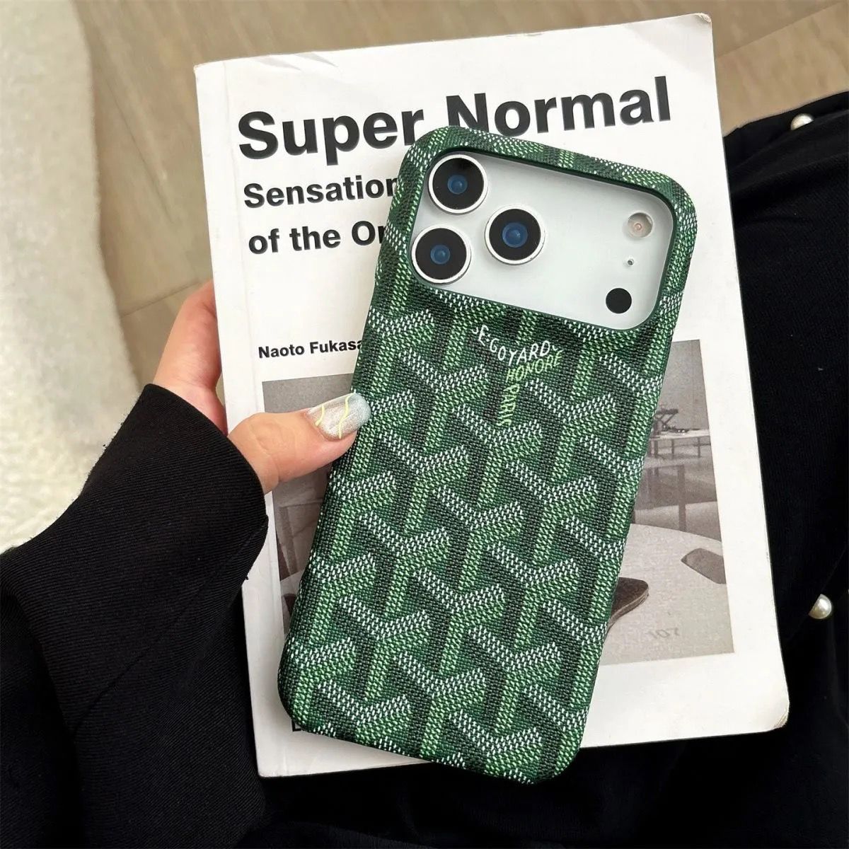 トレンドブランドのスマホケース、セミクローズドハードケース、プレミアムiPhoneケース
