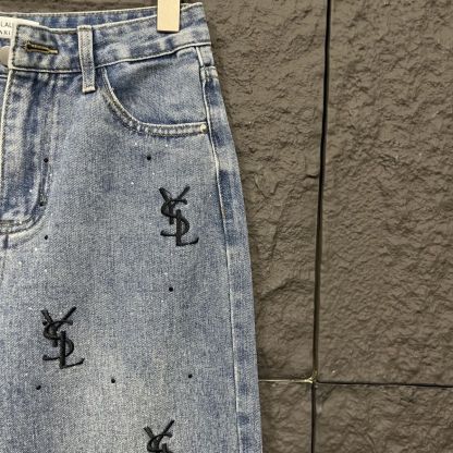 『S-XL』ラインストーンの文字刺繍が施された、最新のトレンドデザインのストレートレッグレディースジーンズ
