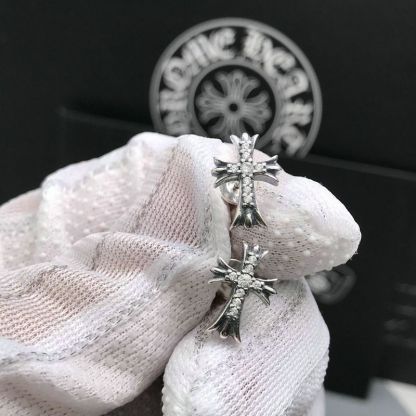 ダイヤモンドをあしらったトレンド感のあるクラシックなスタッドピアス