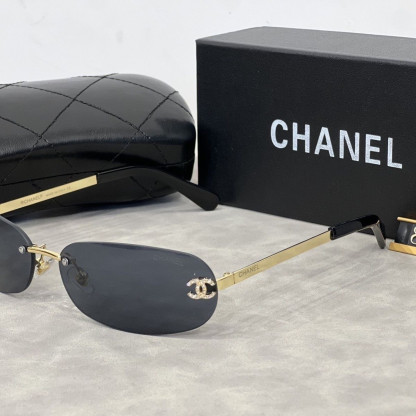 スタイリッシュでレトロ、トレンディなブルーのフレームレスサングラス。オンラインインフルエンサーの間で人気です。