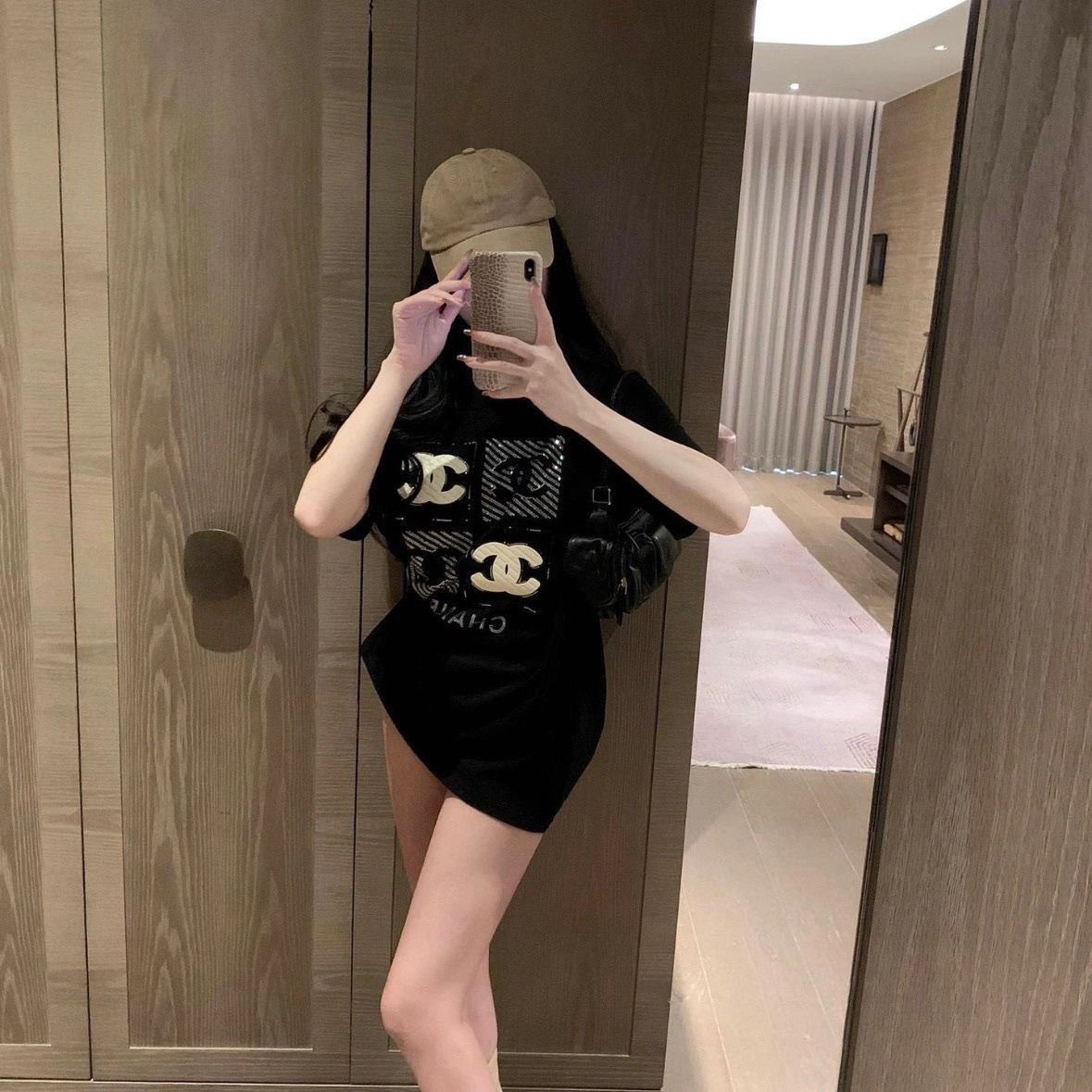 ラインストーンの文字プリントが施された、甘いミドル丈のラウンドネック半袖Tシャツ、レディースの純綿トップス