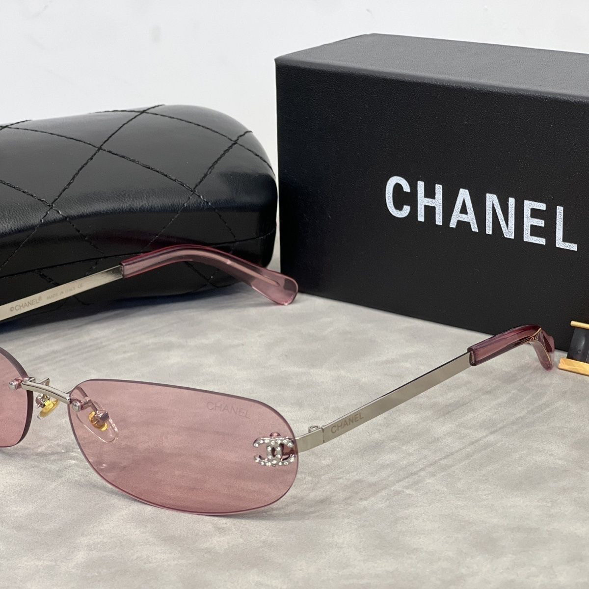 スタイリッシュでレトロ、トレンディなブルーのフレームレスサングラス。オンラインインフルエンサーの間で人気です。