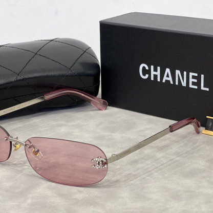 スタイリッシュでレトロ、トレンディなブルーのフレームレスサングラス。オンラインインフルエンサーの間で人気です。