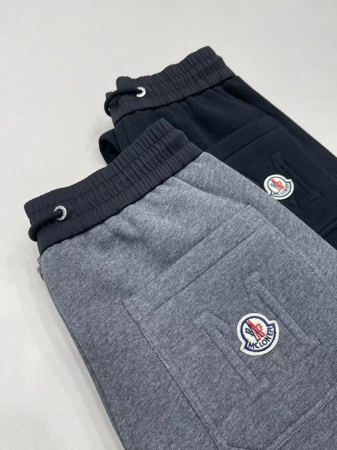 冬のおしゃれなヘザーグレーのフリース裏地コットン素材のトレンド感ある快適で暖かいカジュアルパンツ