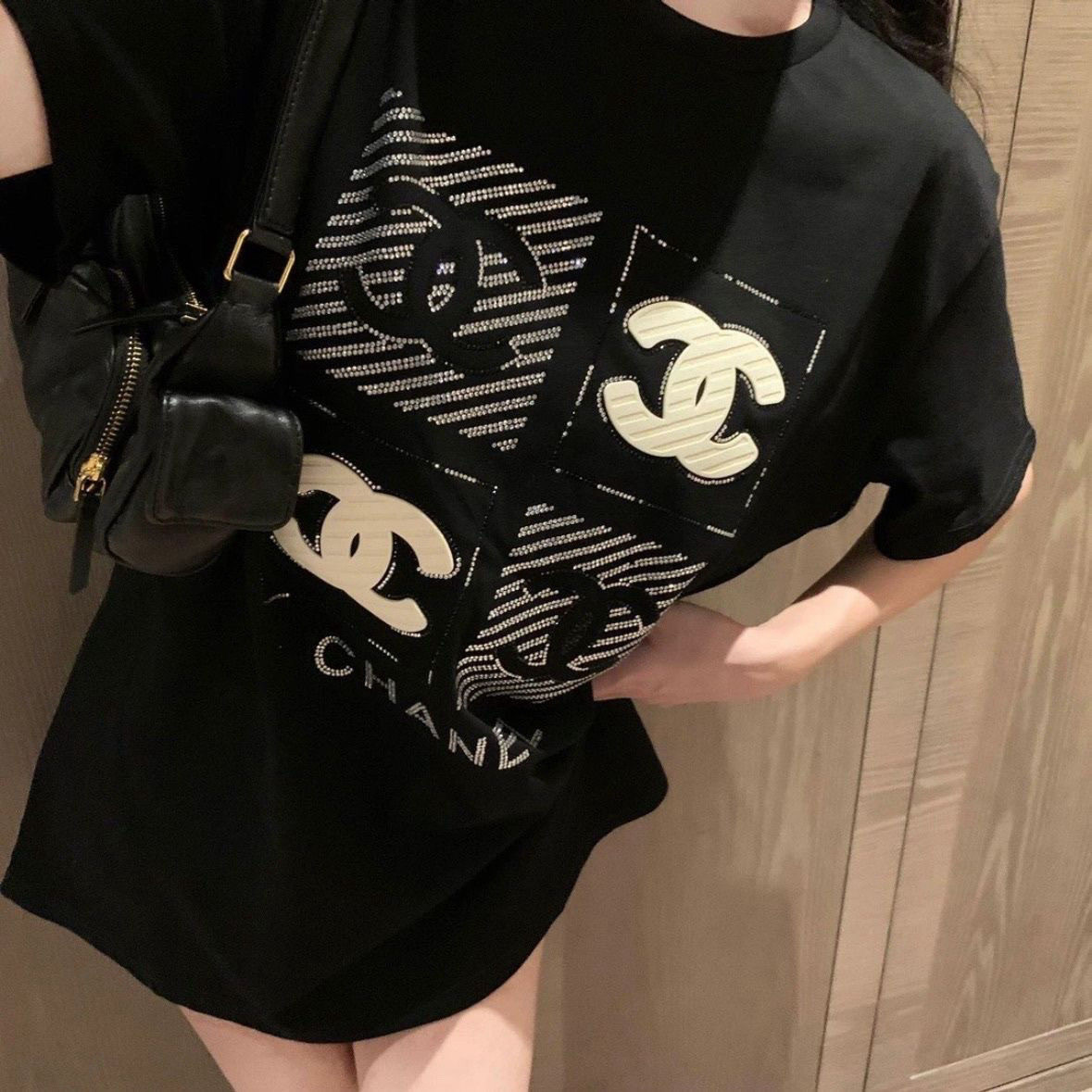 ラインストーンの文字プリントが施された、甘いミドル丈のラウンドネック半袖Tシャツ、レディースの純綿トップス