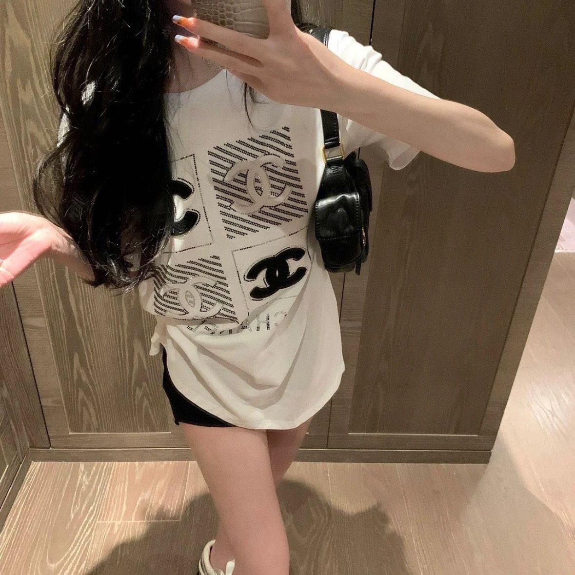 ラインストーンの文字プリントが施された、甘いミドル丈のラウンドネック半袖Tシャツ、レディースの純綿トップス