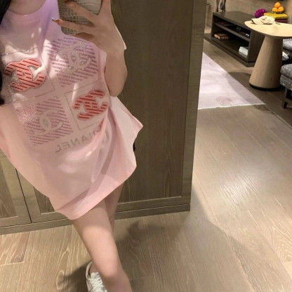 ラインストーンの文字プリントが施された、甘いミドル丈のラウンドネック半袖Tシャツ、レディースの純綿トップス