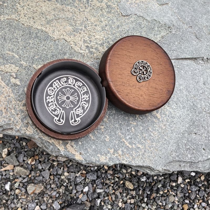 リビングルームで使える、おしゃれな蓋付き木製灰皿