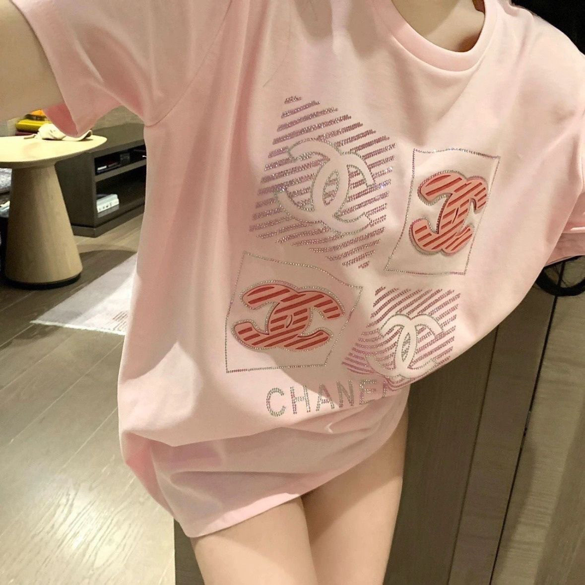 ラインストーンの文字プリントが施された、甘いミドル丈のラウンドネック半袖Tシャツ、レディースの純綿トップス
