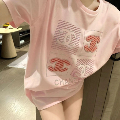 ラインストーンの文字プリントが施された、甘いミドル丈のラウンドネック半袖Tシャツ、レディースの純綿トップス